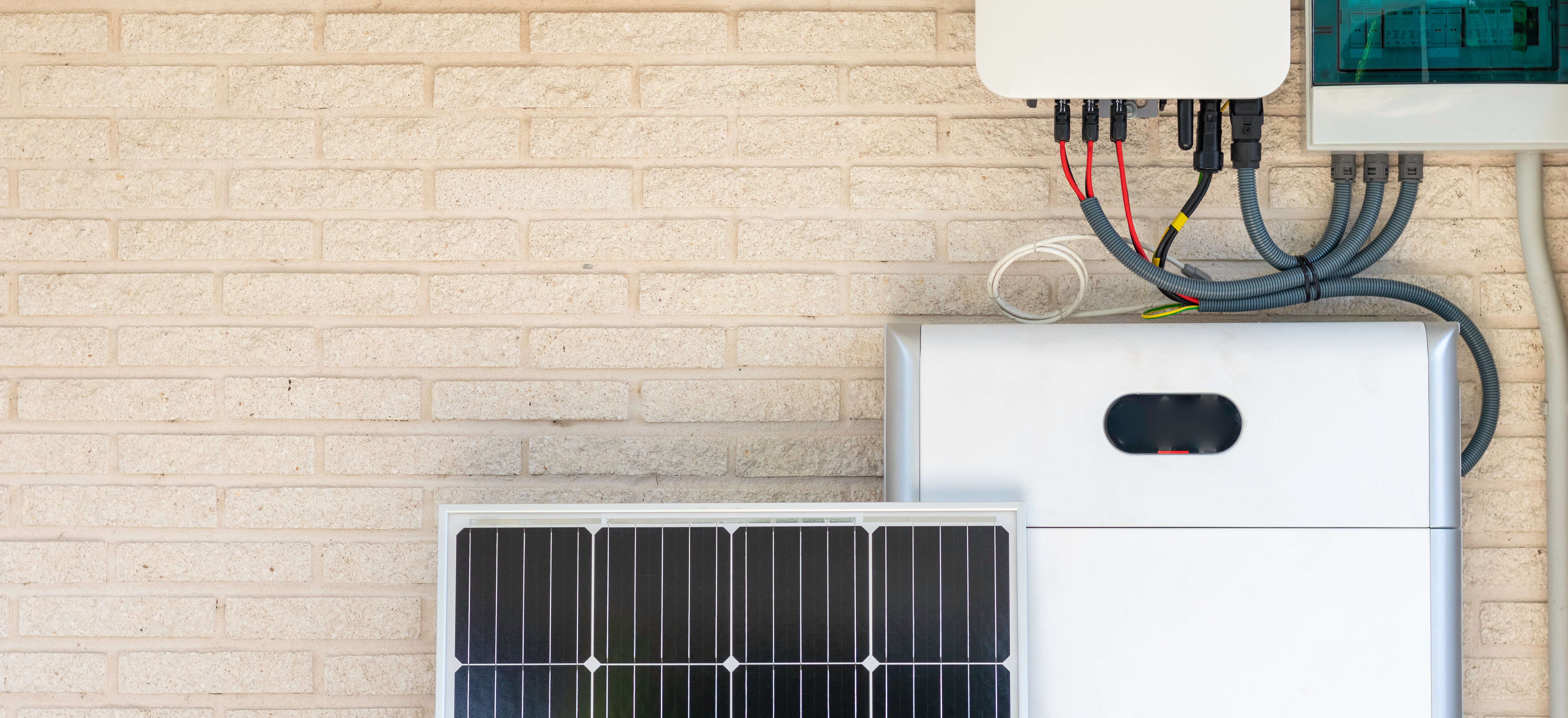 Batteriespeicher mit Photovoltaik | © NOWRA photography / Adobe Stock Front view of photovoltaic panel and battery instalation leaning on the beige white wall with no people renewable energy | © NOWRA photography / Adobe Stock