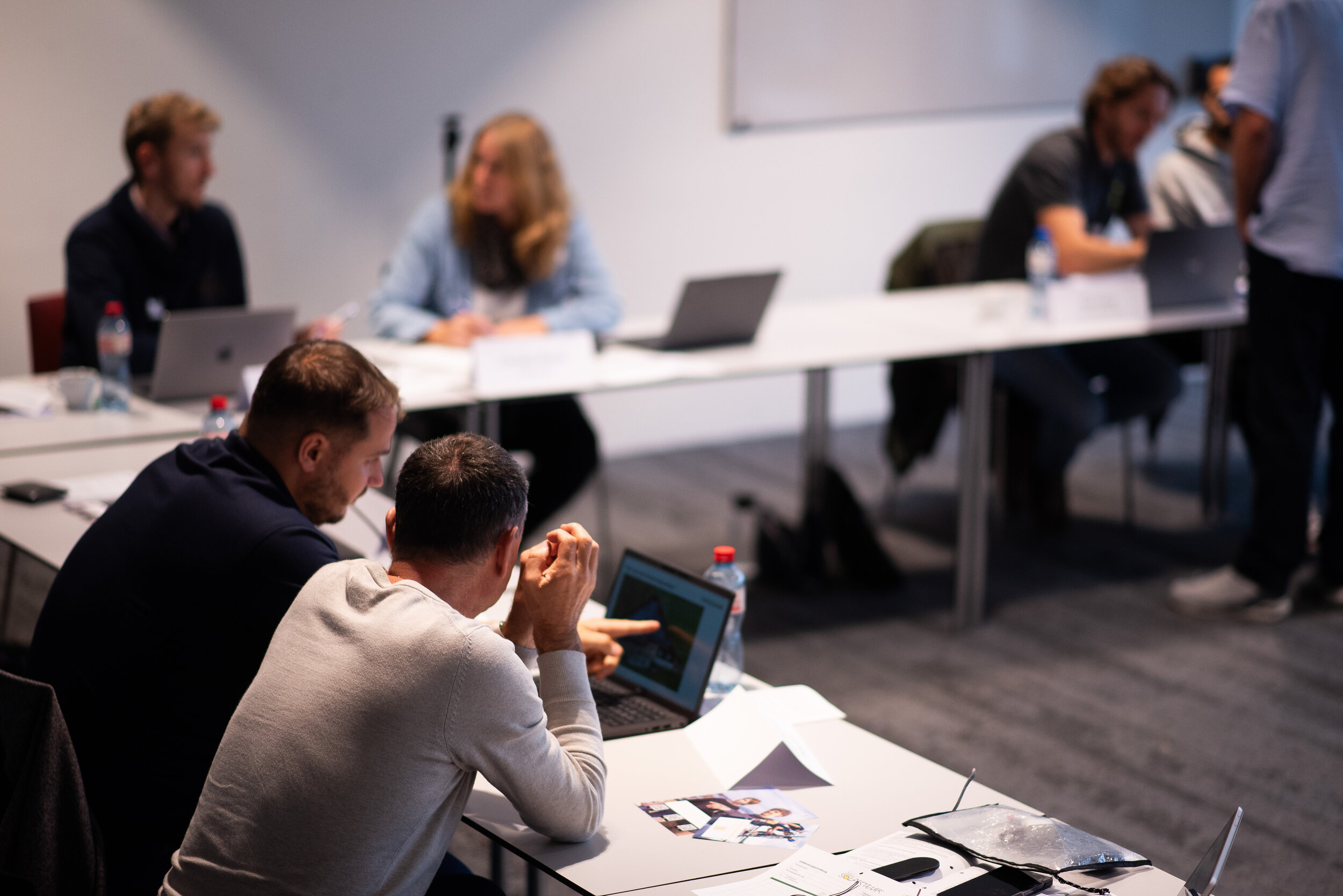 Kursraum mit Kursteilnehmern oder Mentoren | © Celine Farias / Swissolar