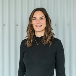 Frau mit schwarzen Sweatshirt und braunen Haaren | © Swissolar