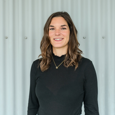 Frau mit schwarzen Sweatshirt und braunen Haaren | © Swissolar