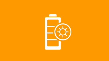 weisses Batterie Icon mit orangenem HIntergrund | © Swissolar