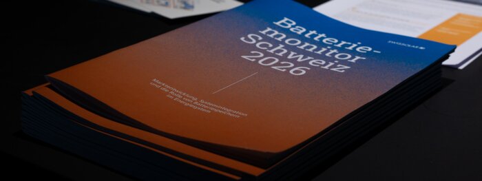 Orange blaue Publikation auf einem Tisch | © Swissolar / Sarah Bollmann, atelier olive GmbH