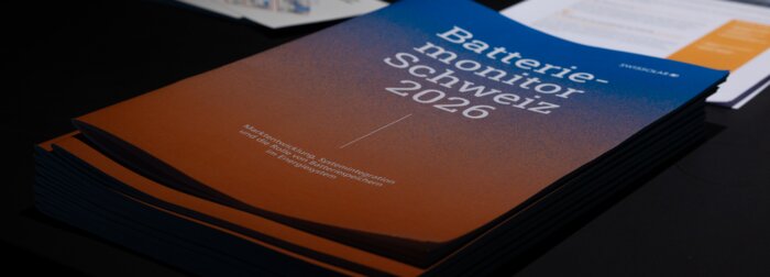 Orange blaue Publikation auf einem Tisch | © Swissolar / Sarah Bollmann, atelier olive GmbH