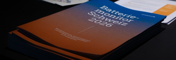 Orange blaue Publikation auf einem Tisch | © Swissolar / Sarah Bollmann, atelier olive GmbH