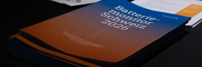 Orange blaue Publikation auf einem Tisch | © Swissolar / Sarah Bollmann, atelier olive GmbH