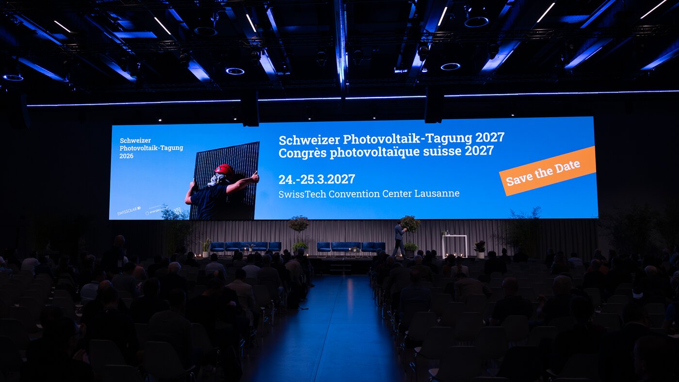 Raum mit grosser blauer Leinwand | © Swissolar / Sarah Bollmann, atelier olive GmbH