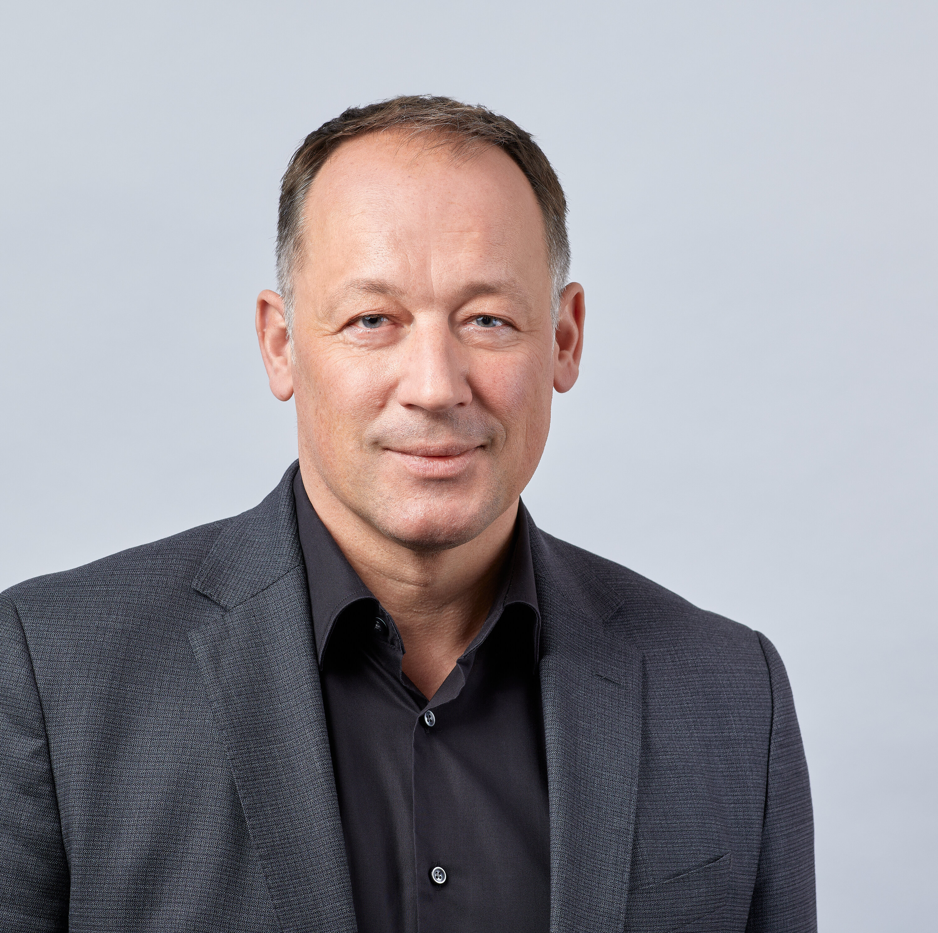 Mann mit grauem Anzug  | © Markus Balmer
