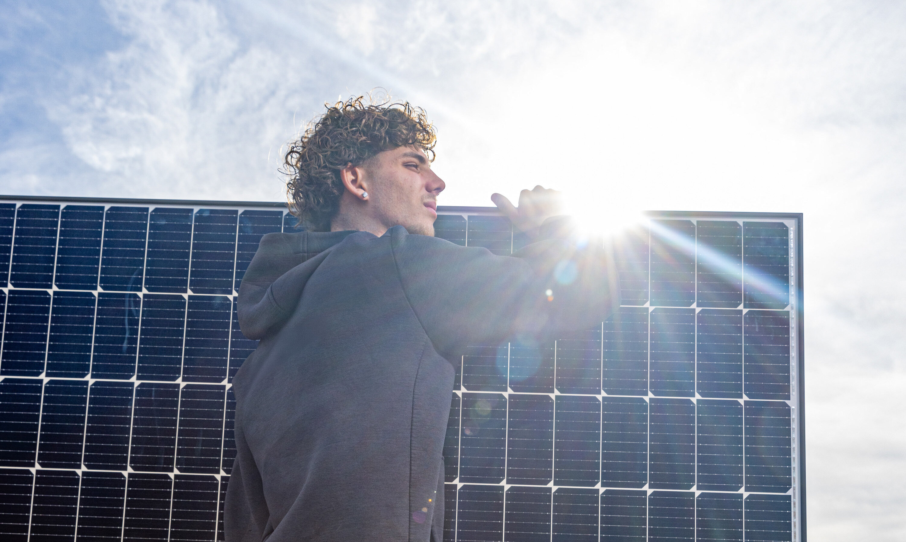 Solarlehre Lernende trägt PV Modul | © Swissolar / Reto Schlatter
