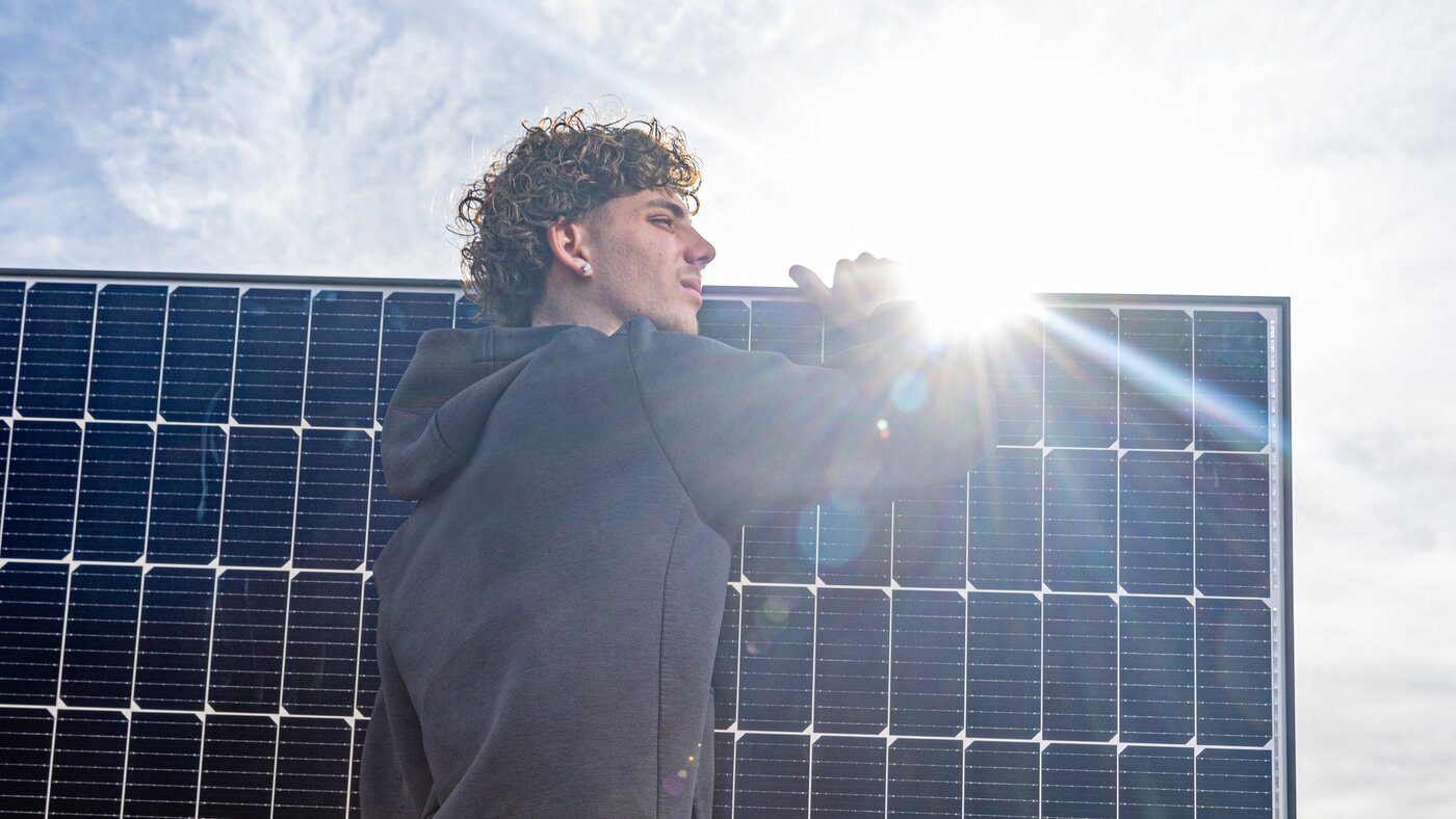 Solarlehre Lernende trägt PV Modul | © Swissolar / Reto Schlatter