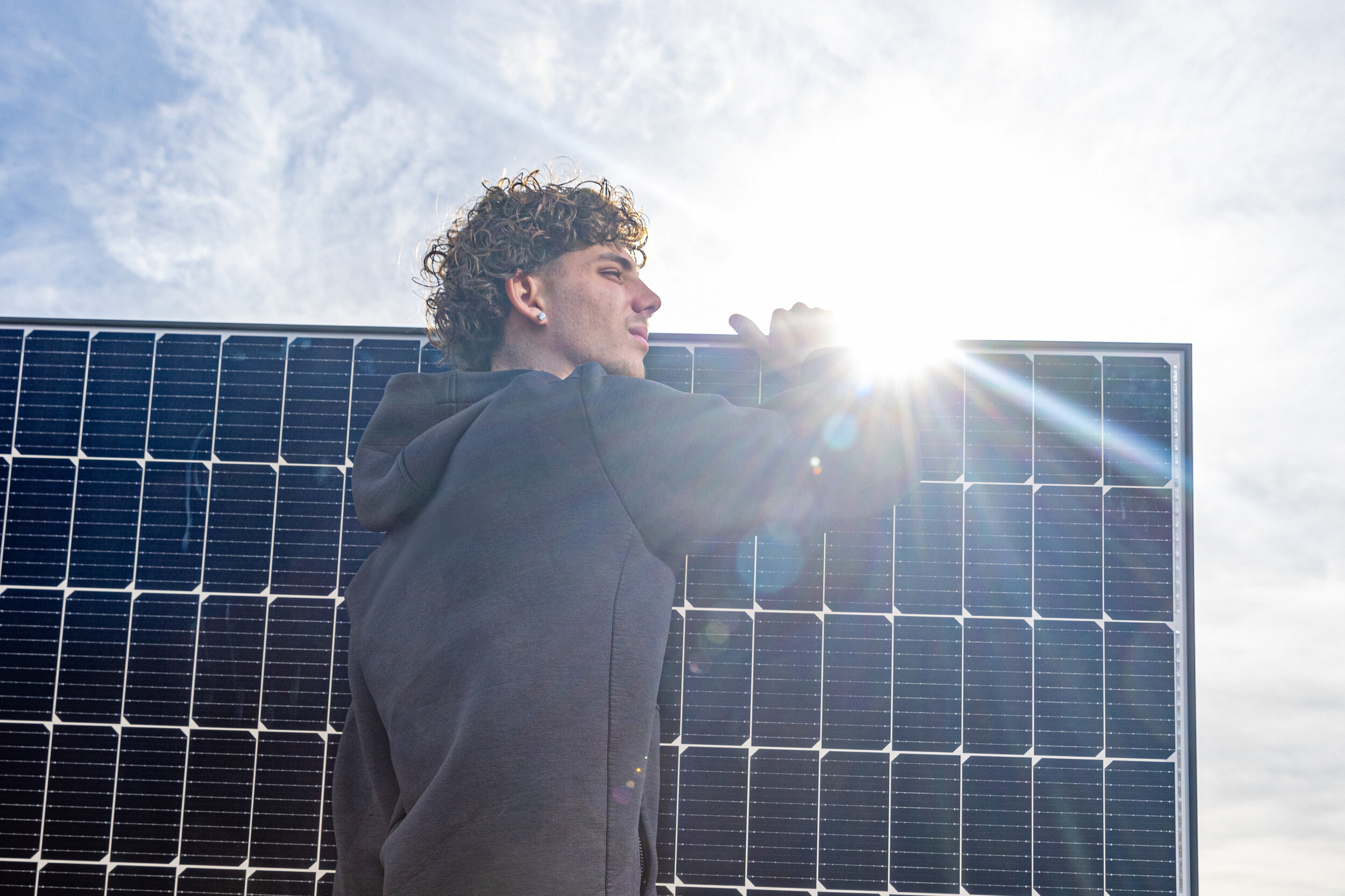 Solarlehre Lernende trägt PV Modul | © Swissolar / Reto Schlatter