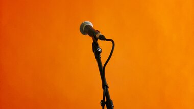 Mikrofon Orange  | © Unsplash