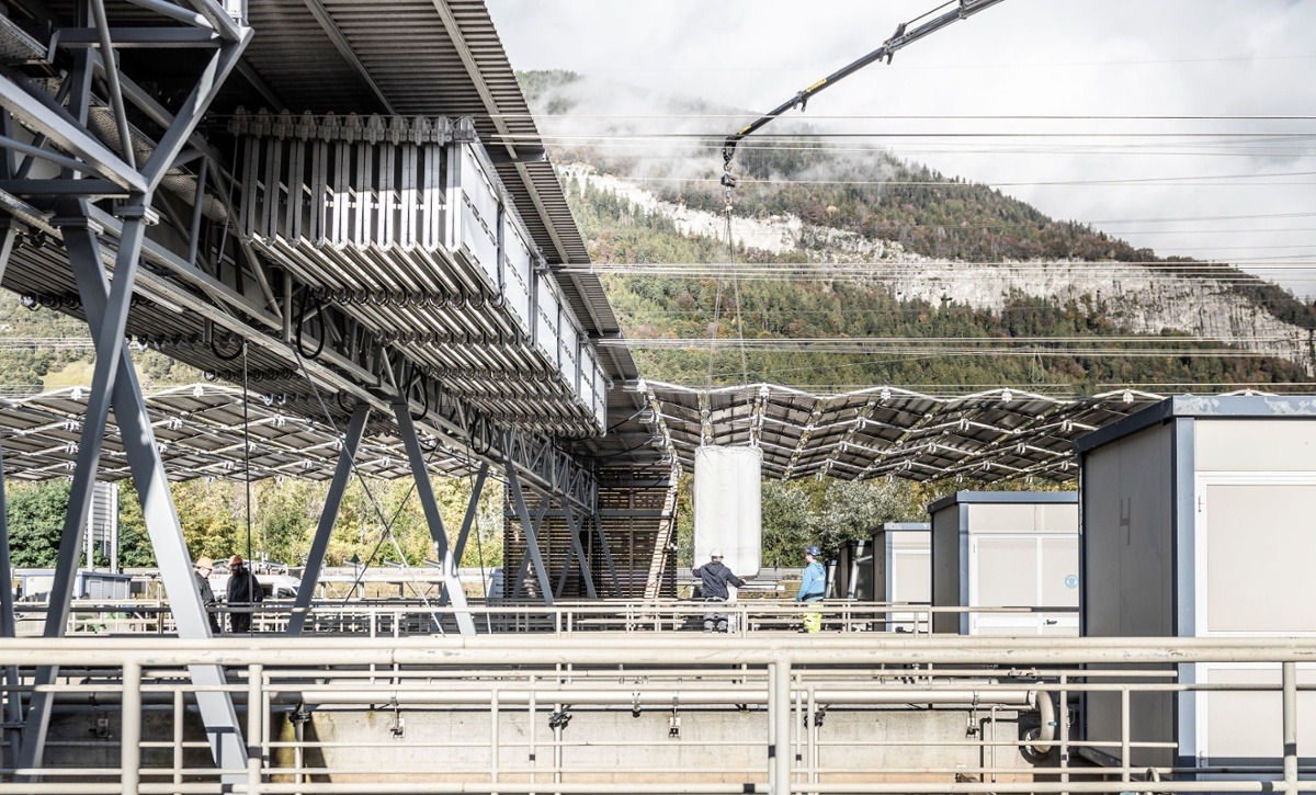 Arbeiten mit Kran über offenen Klärbecken | Kläranlage Chur (GR) | © dhp technology