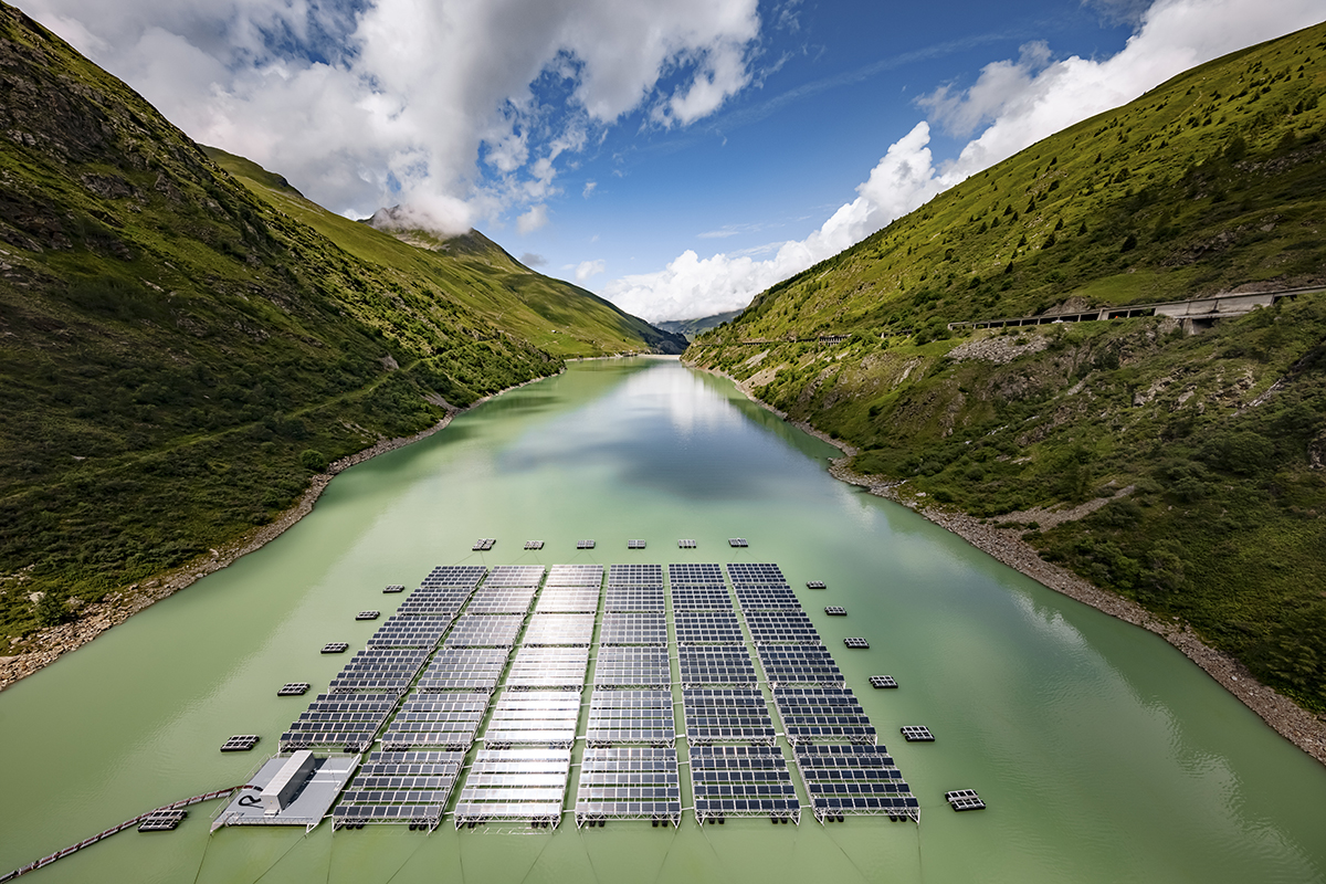 Solarpark auf einem Stausee in Bourg-Saint-Pierre | © Romande Energie / Valentin Flauraud