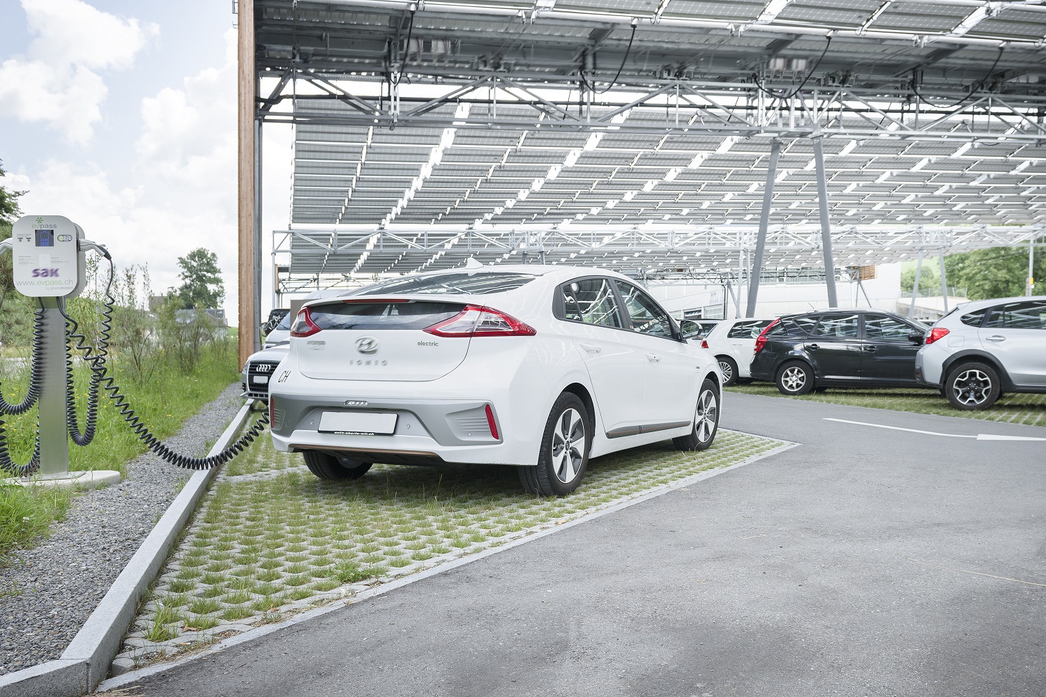 Solarfaltdach Kronberg mit E-Ladesäulen | © dhp technology