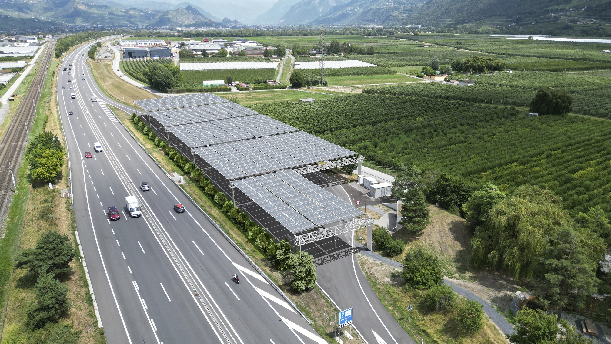 Visualisierung Autobahn-Rastplatz mit Solarfaltdach | © dhp technology