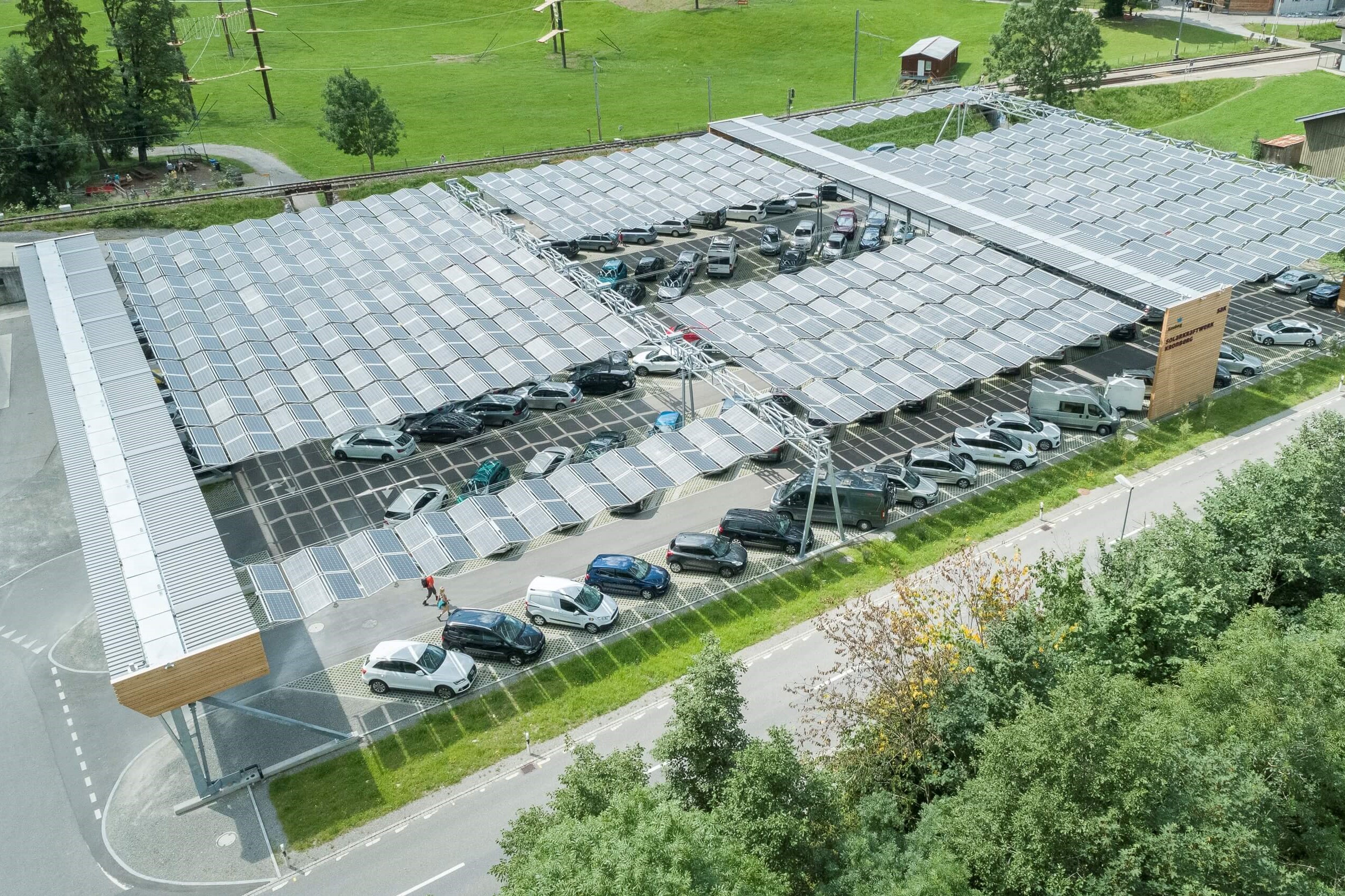 Solarfaltdach über der Parkfläche der Luftseilbahn Kronberg, Jakobsbad (AI) | © dhp technology